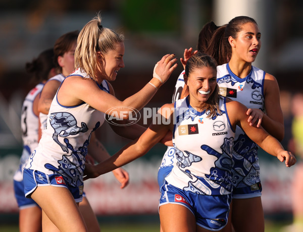 AFLW 2025 Round 04 - North Melbourne v Collingwood - A-62335617