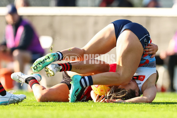 AFLW 2025 Round 04 - Essendon v Geelong - A-62338302