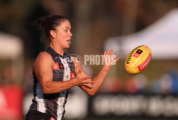 AFLW 2025 Round 04 - North Melbourne v Collingwood - A-62344706