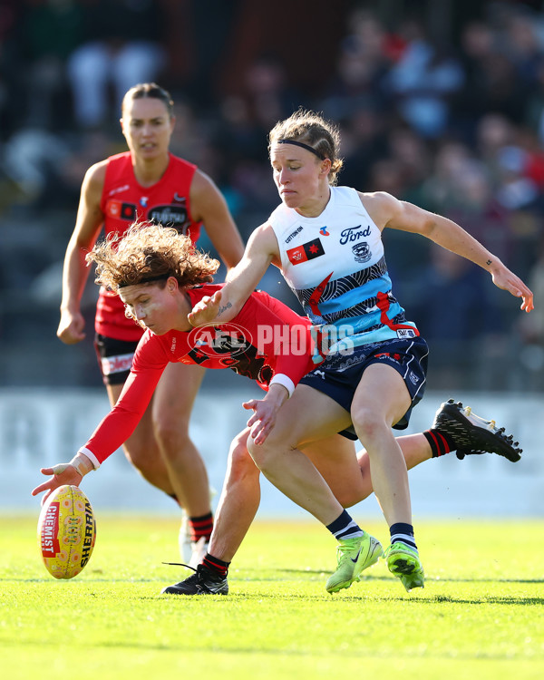 AFLW 2025 Round 04 - Essendon v Geelong - A-62348181