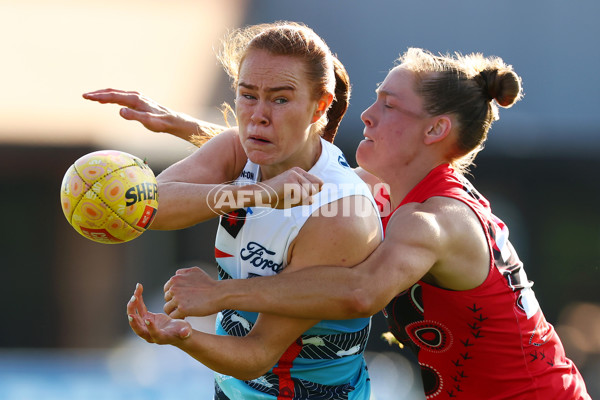 AFLW 2025 Round 04 - Essendon v Geelong - A-62348185